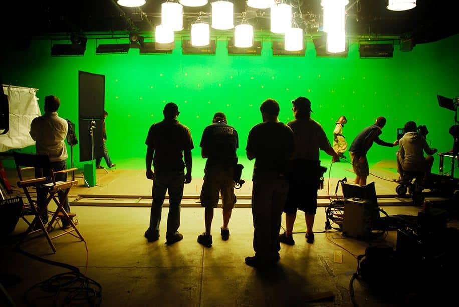 Equipe gravando em estúdio com chroma key verde